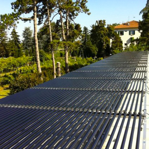 L’impianto fotovoltaico sul tetto di una delle acetaie.